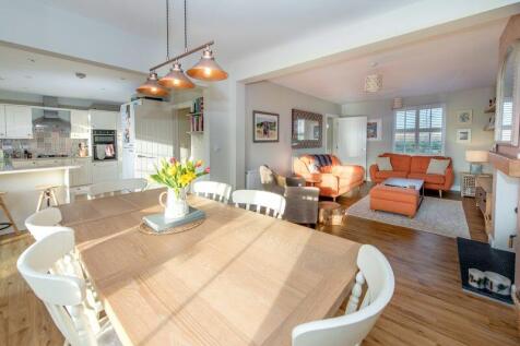 Kitchen/dining/sitting room