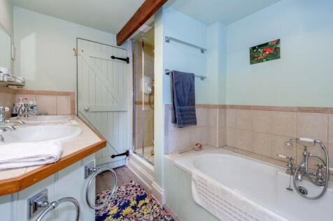 En suite bath/shower room