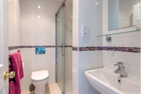 Guest bedroom en suite shower room