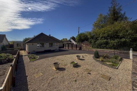 Front garden &amp; drive