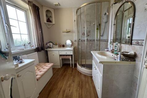 En suite shower/dressing room