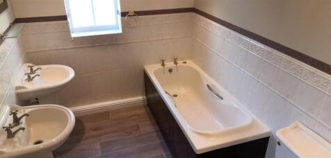 En suite Bath.jpg
