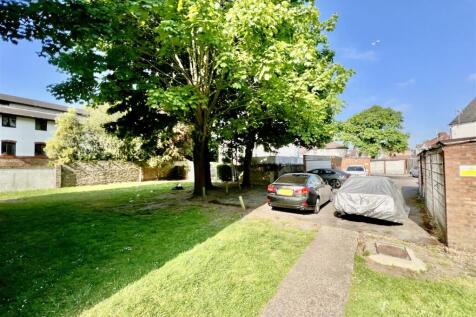 Communal Garden/ Parking