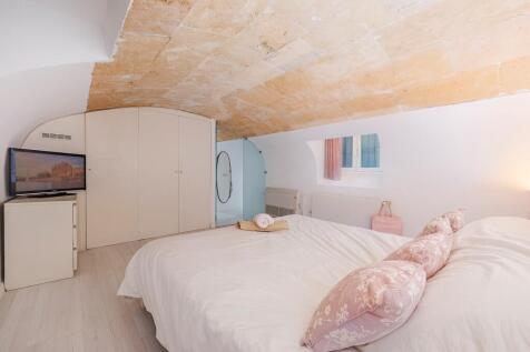bedroom. (1)