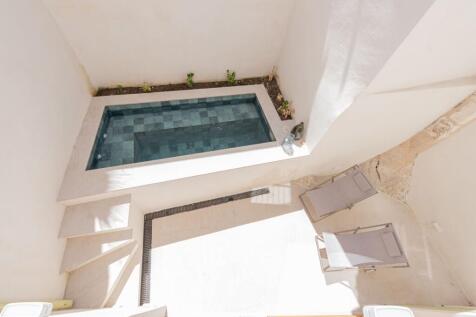 Pool and Exterior (4