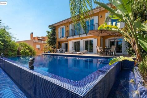 pool front