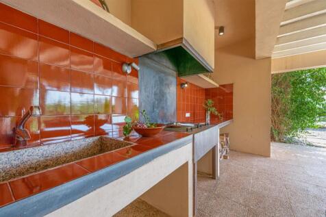 Outdoor kitchen