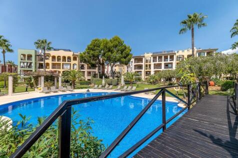 Pool and Exterior (2