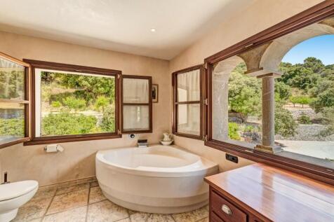 Master Bathroom (1)