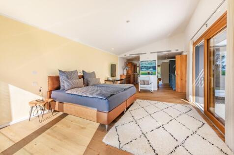 Master Bedroom (2)