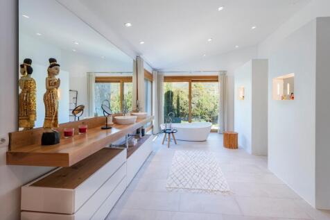 Master Bathroom (2)