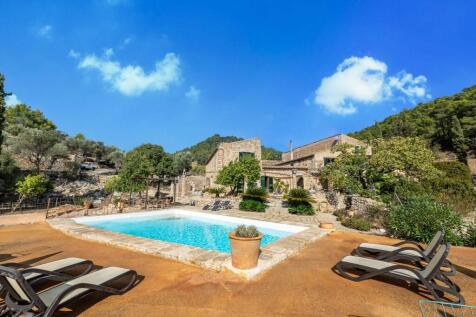 Exterior and Pool