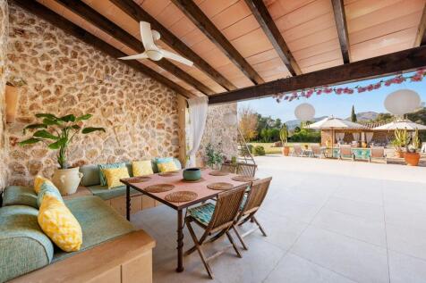 Covered Terrace. (2)
