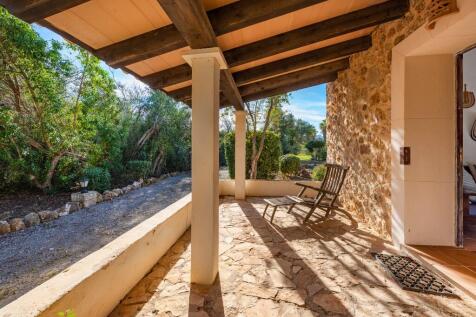 Covered Terrace. (3)