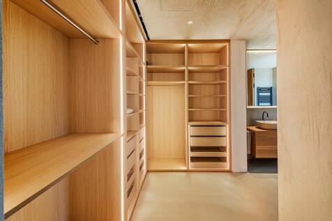 Walk-in wardobe