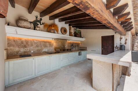 Outdoor kitchen