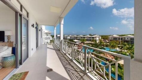 Expansive Balcony