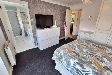 bedroom 5.jpg