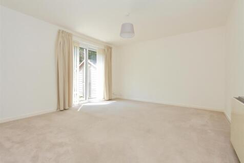 Flat 1 Church Road (8).JPG