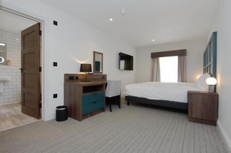 white hart old spitfire ph3.JPG