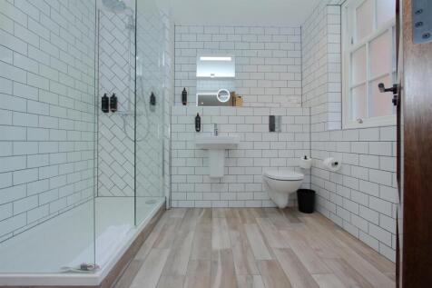 white hart old spitfire ph6.JPG