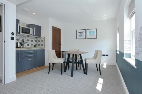 white hart old spitfire ph7.JPG