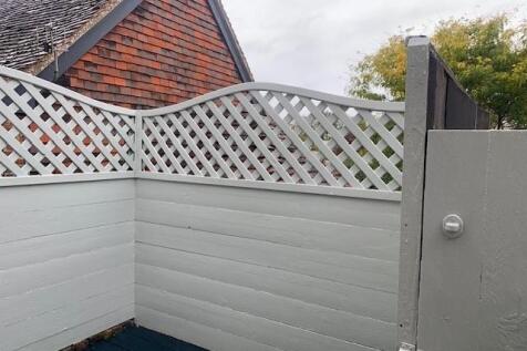 Flat 2 small courtyard.jpg