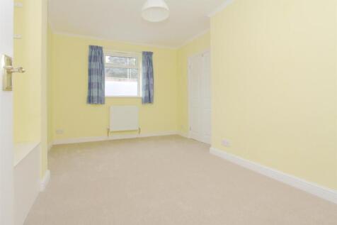 77 Estcourt Road PH21 (18).JPG