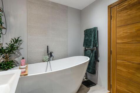 Bathroom Bath.jpg
