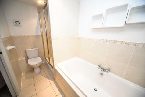 Ensuite to bed 1 2.jpg