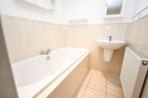 Ensuite to bed 1.jpg
