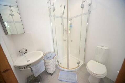 En suite shower.jpg