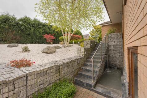 STEPS WITH WATER FEATURE AT FRONT
