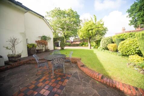 Patio to garden.jpg