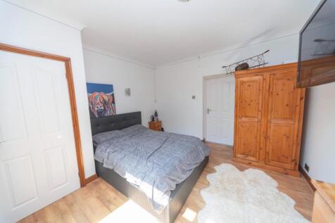 bedroom 2 .JPG
