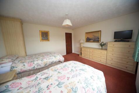 Bedroom 1 2.jpg