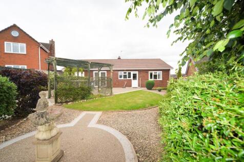 Garden to bungalow.jpg