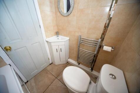 bathroom 1.jpg