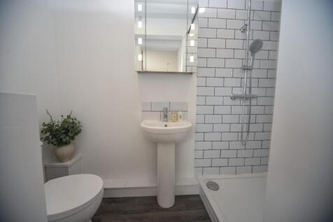 En suite shower.jpg