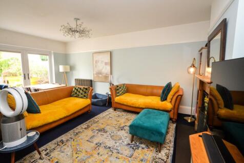 Lounge with dining area.jpg