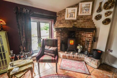 Sitting room with fire.jpg