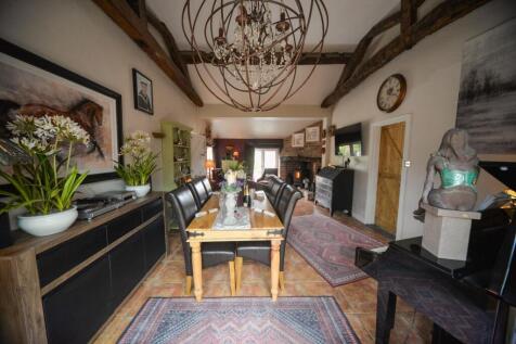 Dining to sitting area.jpg
