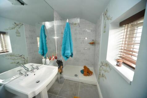En suite to bedroom 1 2.jpg