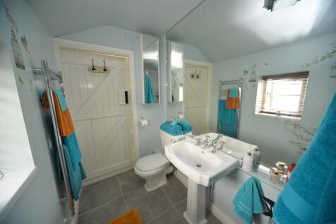 En suite to bedroom 1.jpg