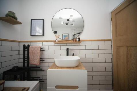 Bathroom 2.jpg