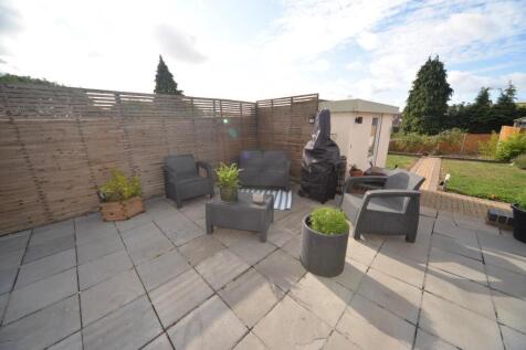 Patio to garden.jpg