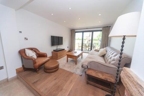 Living Room off kitchen  .JPG