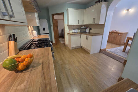 3 bed terraced house to rent Chatsworth Avenue, P