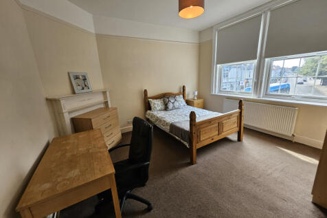 Luxury three bedroom student apartment with very 