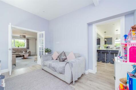 fam room, kitc, liv.jpg